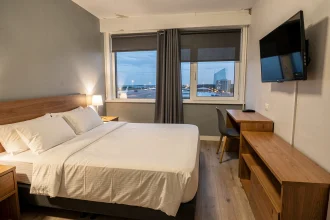 Chambre double propre et fonctionnelle d'un hôtel Ibis Budget près de l'aéroport de Biarritz Anglet