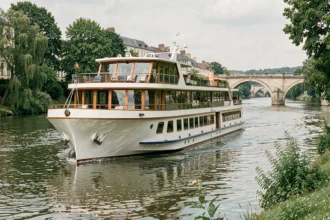 Croisière fluviale Viking sur un fleuve européen avec paysage verdoyant et pont historique