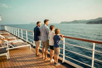Famille heureuse sur le pont d'un bateau de croisière regardant la mer Méditerranée