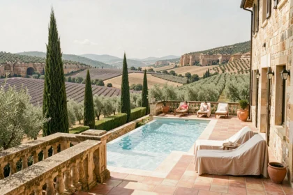 Vue panoramique d'une terrasse d'hôtel de luxe en Provence avec piscine, oliviers et collines calcaires dorées