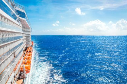 Partir en croisière en Polynésie : une aventure faite pour les jeunes voyageurs ?