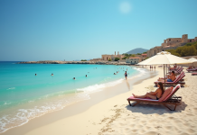 Plage méditerranéenne à Chypre avec familles au soleil